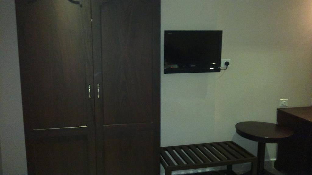 Hotel Sea Palace Kollam Bagian luar foto