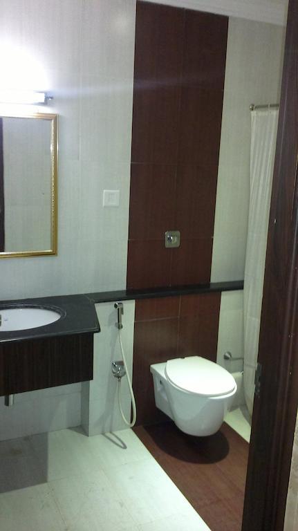 Hotel Sea Palace Kollam Bagian luar foto