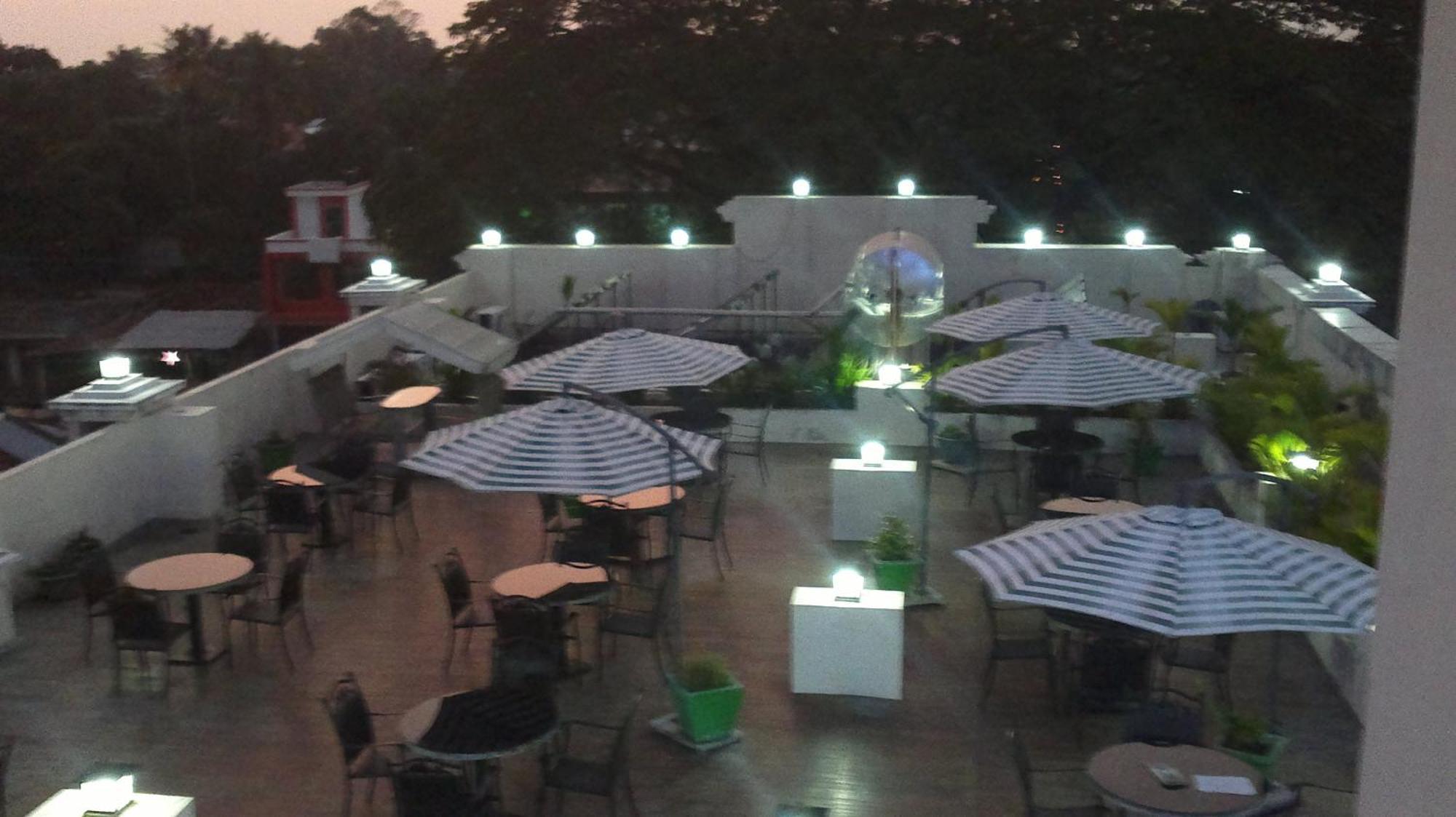 Hotel Sea Palace Kollam Bagian luar foto